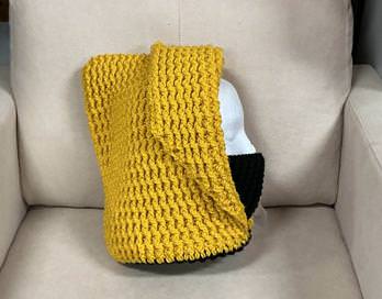 DEE'S CREATIONS Crochet Hat Black and Gold